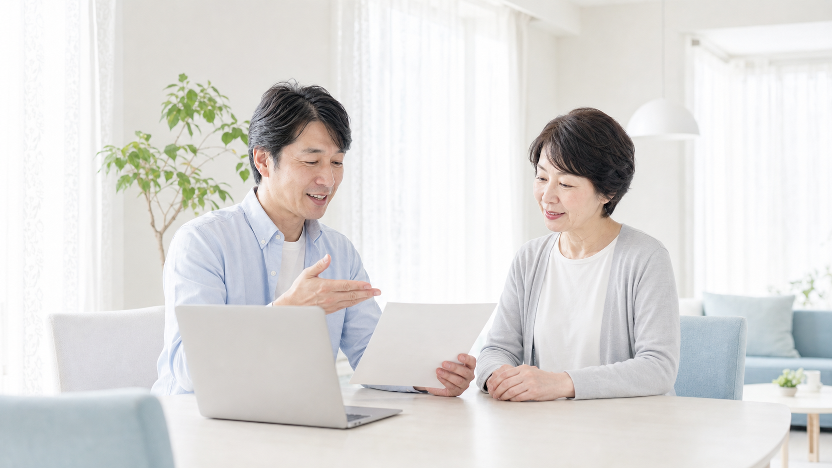 明るい相談スペースで料金資料を説明する担当者と日本人女性